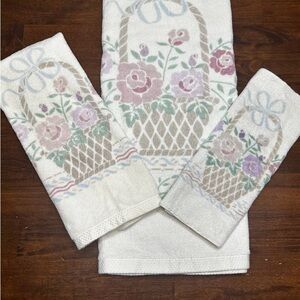Vintage Fieldcrest Floral Accent Towels